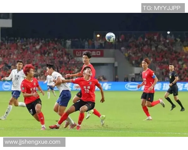 尽情享受进球后的狂欢时刻让激情与快乐交织在一起